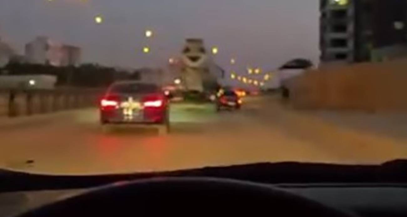 Trafikte dehşet görüntü: Beton mikseri otomobile çarpıp kaçtı