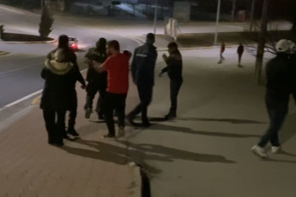 Asker eğlencesinde sopalı kavga