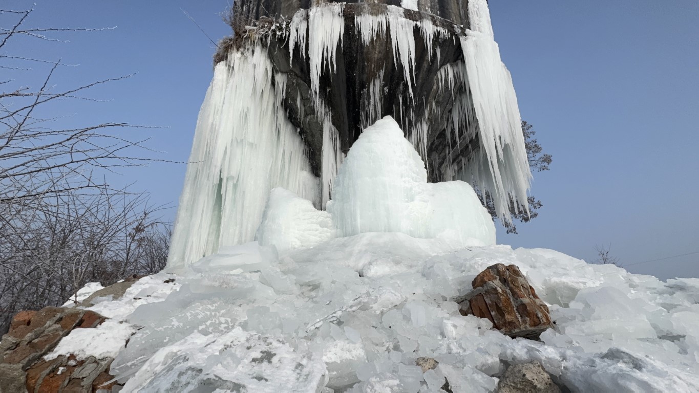 Ağrı’da donan su deposunda 15 metre uzunluğunda buz sarkıtları oluştu