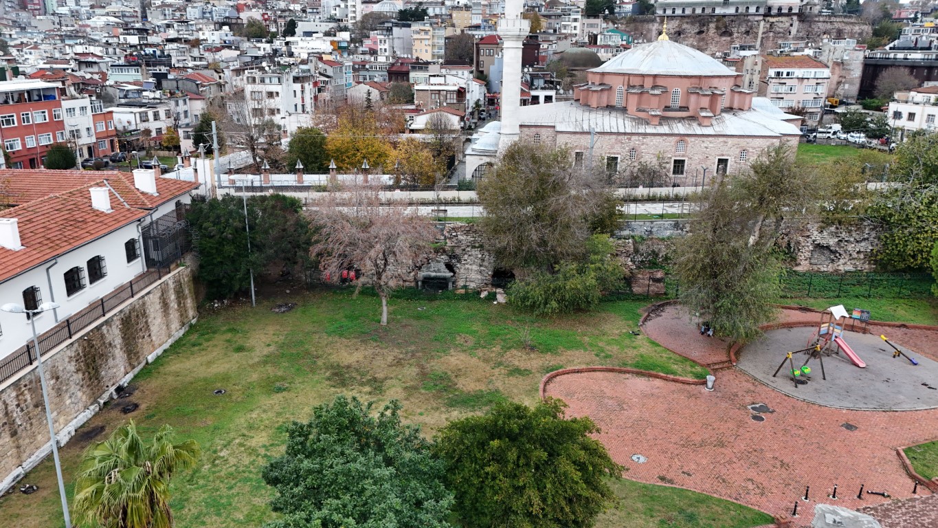 Doğu Roma döneminde geçiş kapısıydı, kaybolmaya yüz tutan tarihi yapı havadan görüntülendi