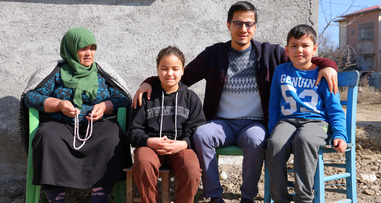 Enkazdan çıkardığı çocuklarla buluştu