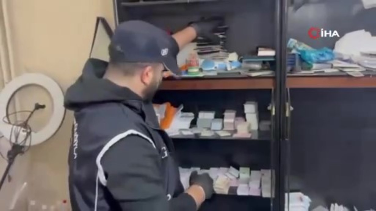 AB ülkelerine ait sahte pasaport ve kimlik kartı basan şebeke çökertildi: 5 gözaltı