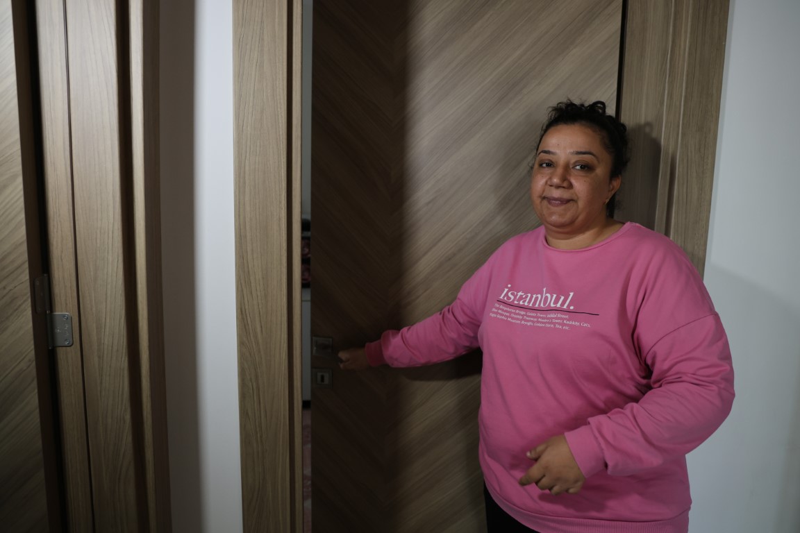 Depremde evleri ağır hasar alan aile, TOKİ konutlarında artık güvenle yaşıyor