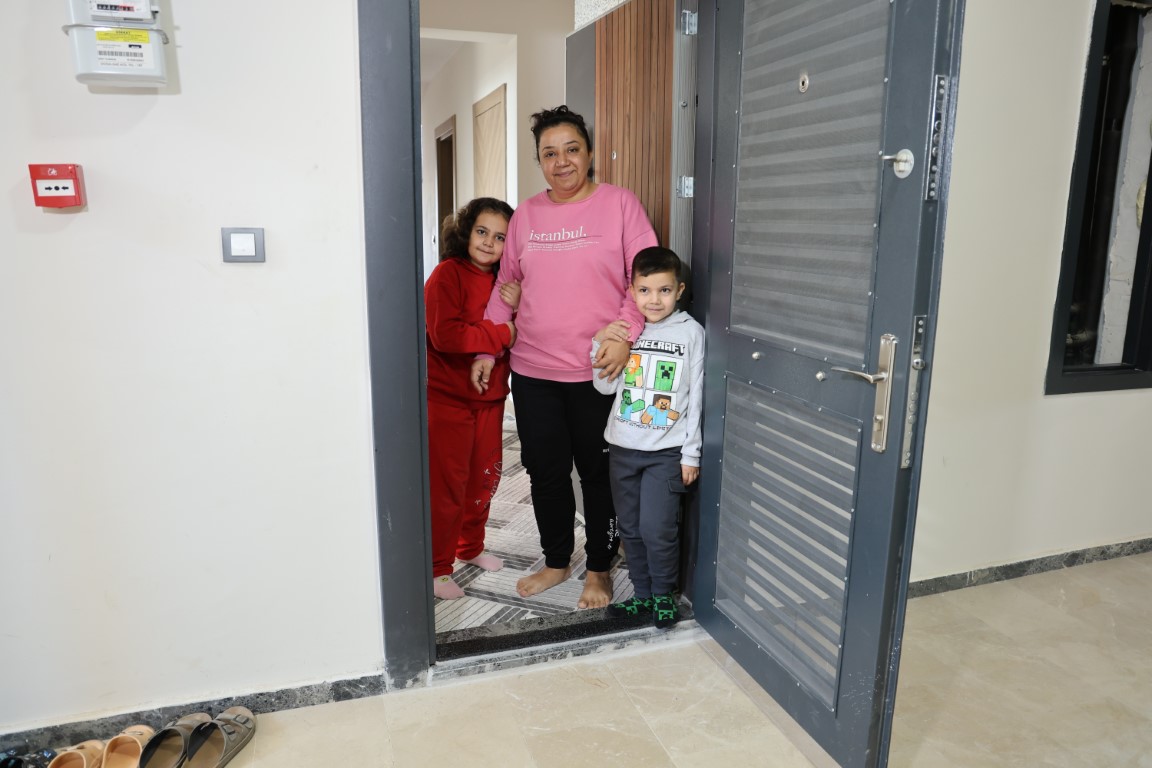 Depremde evleri ağır hasar alan aile, TOKİ konutlarında artık güvenle yaşıyor