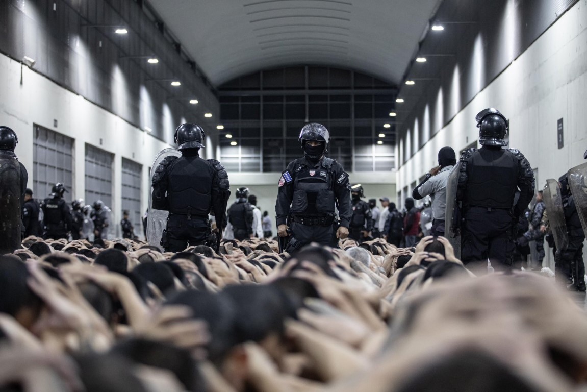 El Salvador, ABD'den sınır dışı edilen suçluları hapishanelerde tutmayı teklif etti