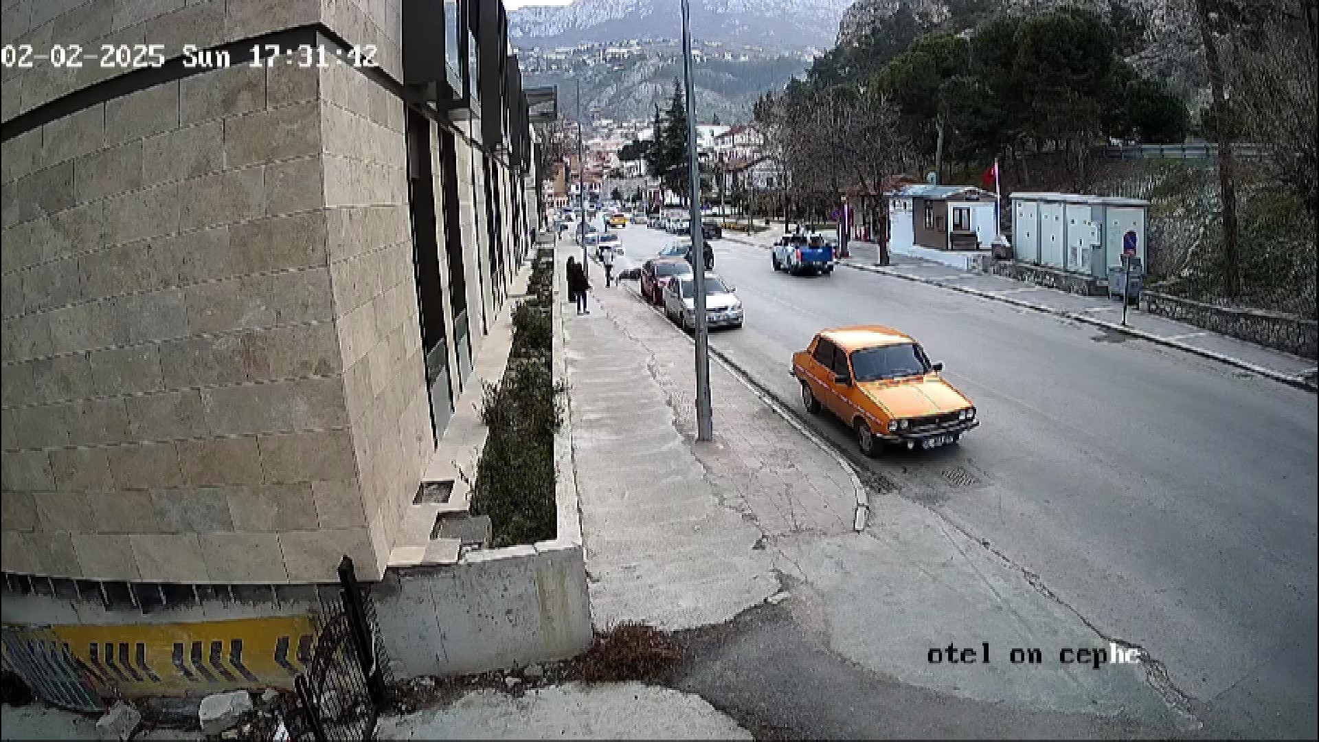 Önüne çıkan otomobile çarparak takla atan motosiklet sürücüsü şok geçirdi: O anlar kamerada