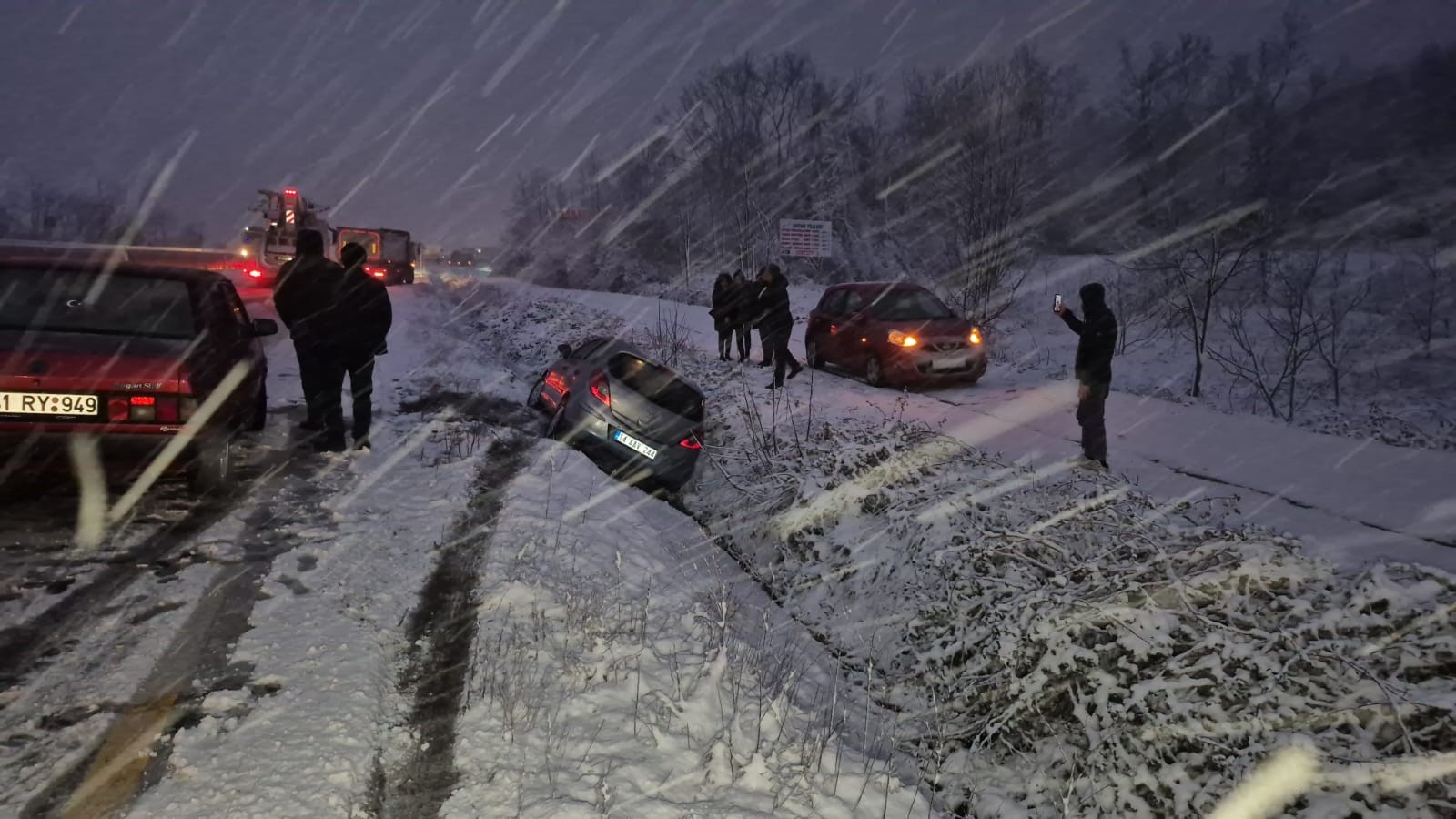 Bolu Dağı’nda kar yağışı aniden bastırdı, tırlar yolda kaldı