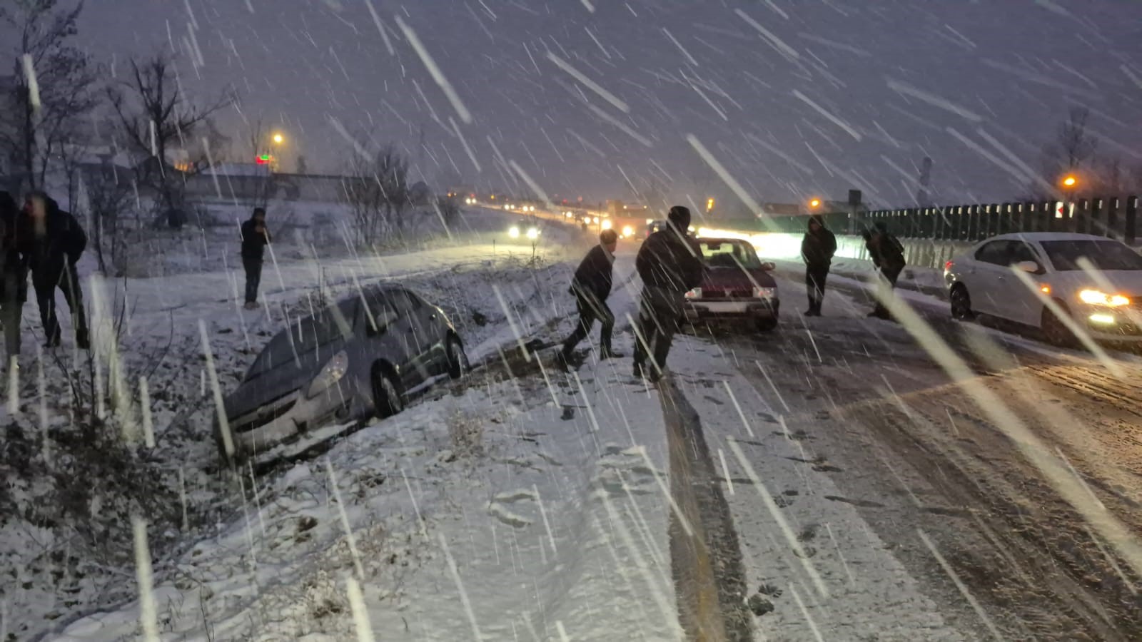 Bolu Dağı’nda kar yağışı aniden bastırdı, tırlar yolda kaldı