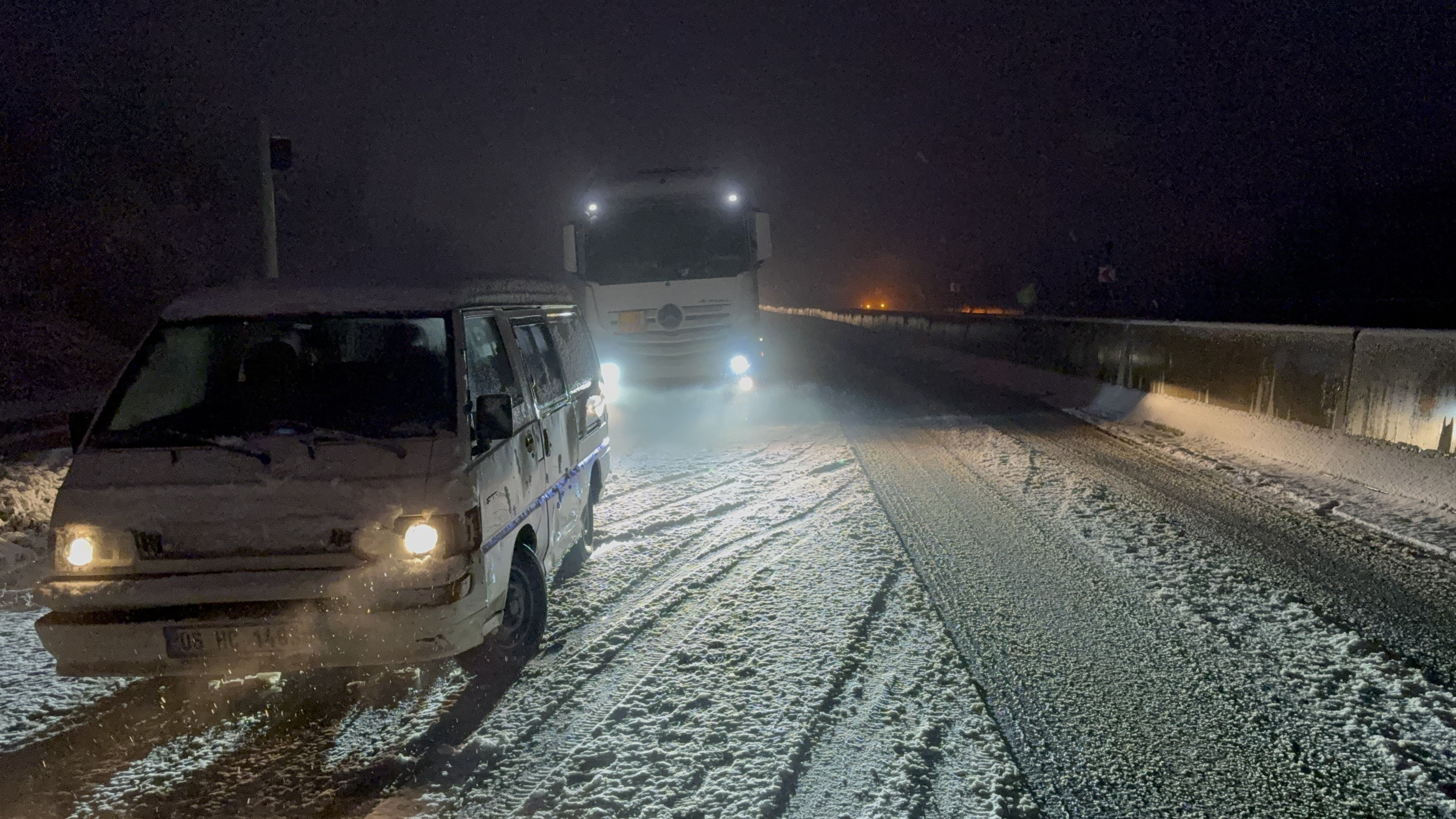 Bolu Dağı’nda kar yağışı aniden bastırdı, tırlar yolda kaldı