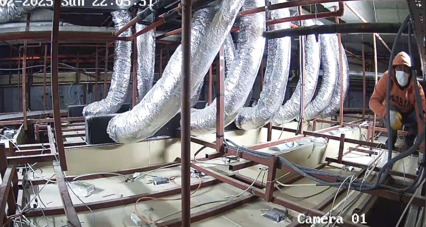 Adana’da AVM’nin havalandırma boşluğunda saklanan soyguncunun o anları güvenlik kameralarına yansıdı