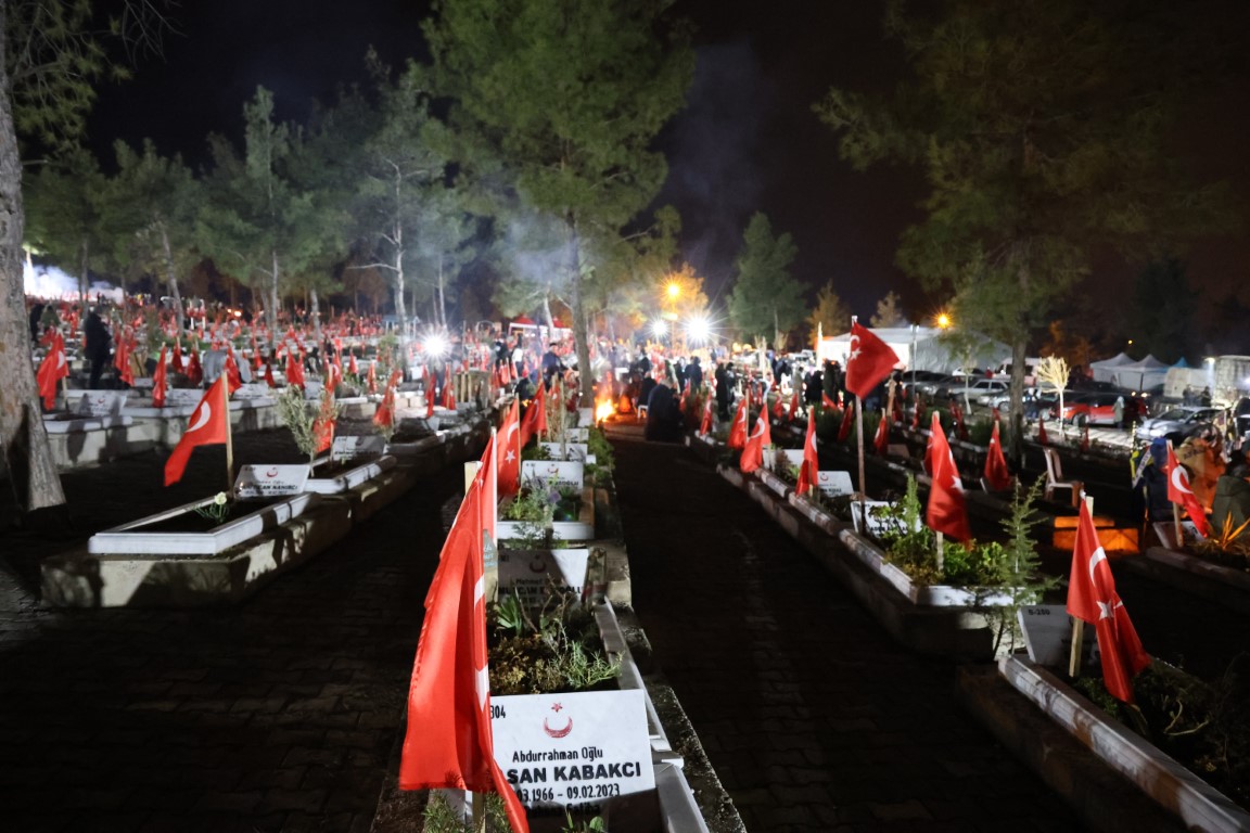 Kahramanmaraş’ta deprem şehitleri mezarlığına akın: Depremin şehitleri dualarla yad edildiler