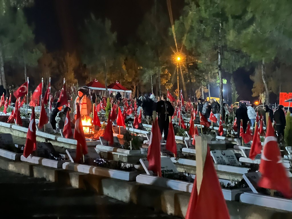 Kahramanmaraş’ta deprem şehitleri mezarlığına akın: Depremin şehitleri dualarla yad edildiler