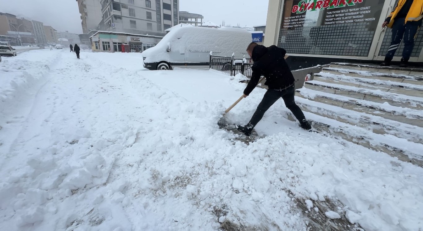 Yüksekova kar esareti altında