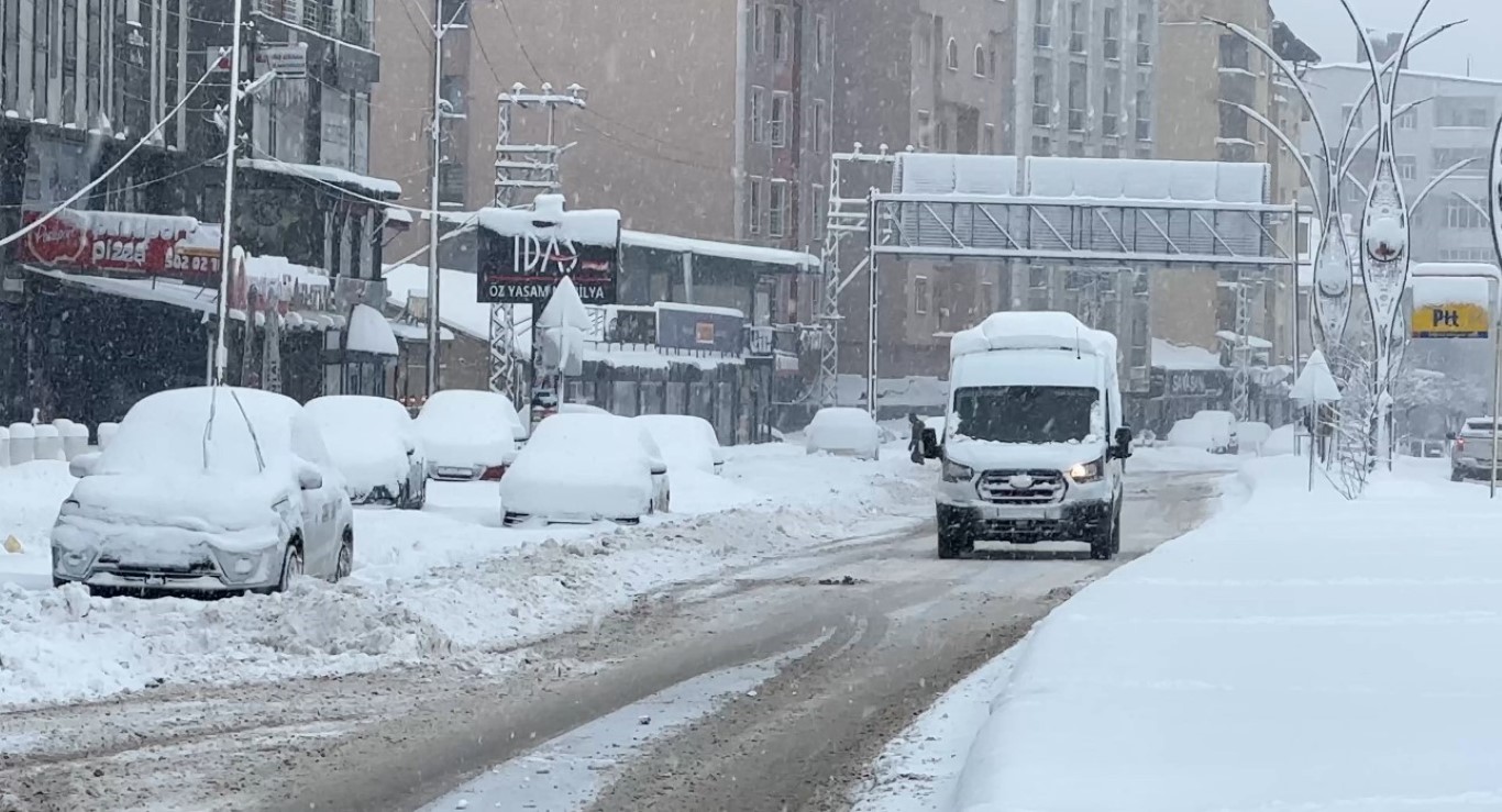 Yüksekova kar esareti altında