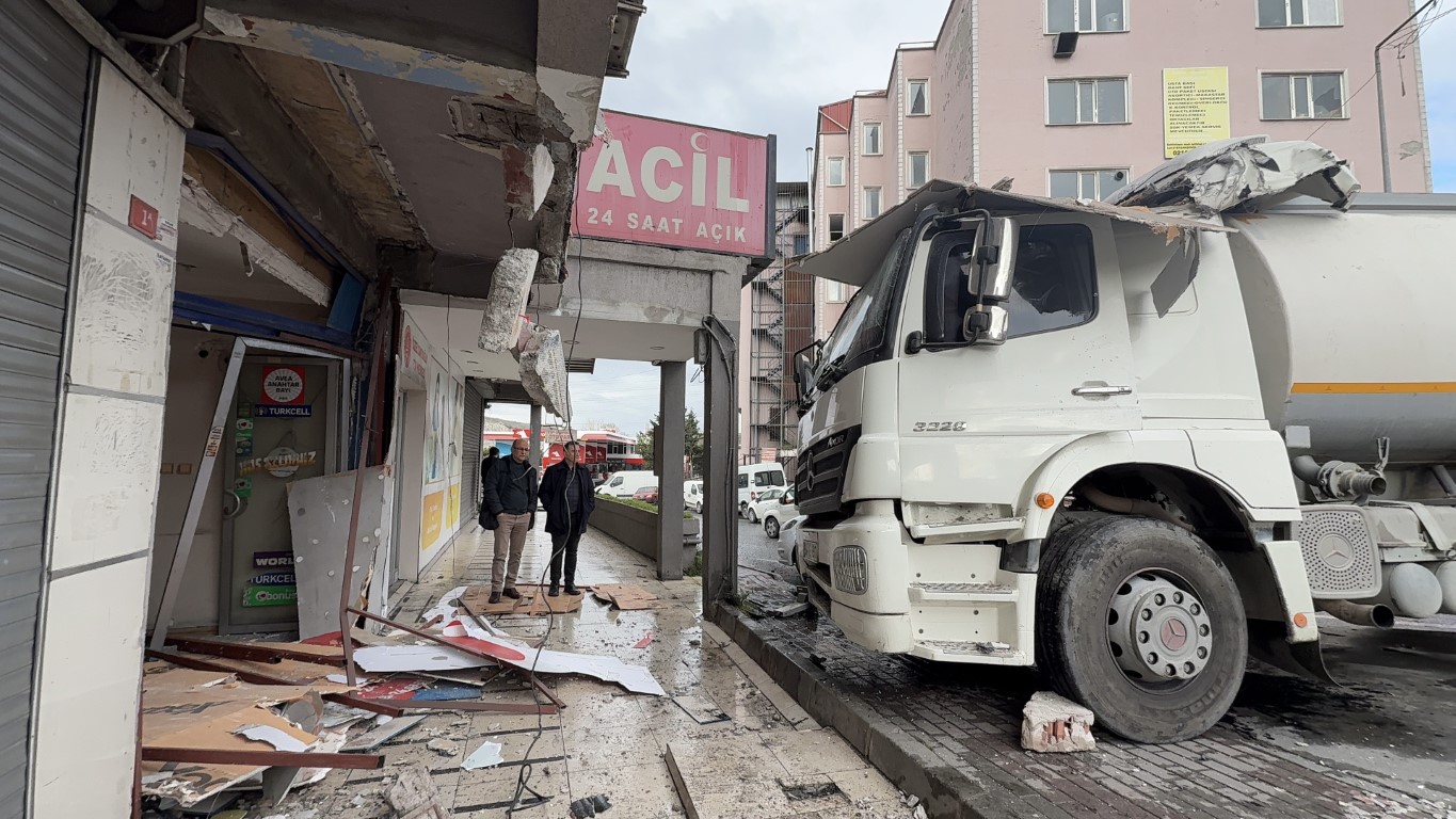 Başakşehir’de tıp merkezinin bulunduğu binaya tanker çarptı