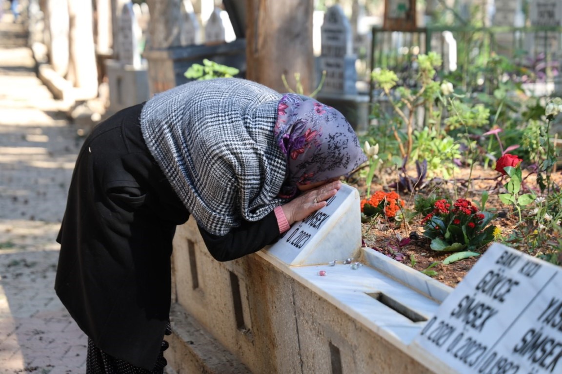 6 Şubat depreminin yıl dönümünde mezarlıkta en acı buluşma