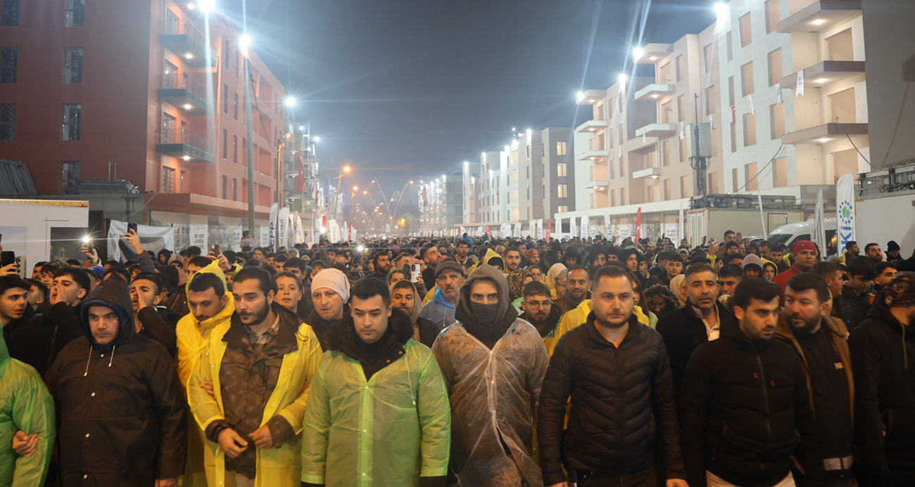 Asrın felaketinin 2’nci yıl dönümünde Hatay’da binlerce vatandaş sessiz yürüyüş gerçekleştirdi