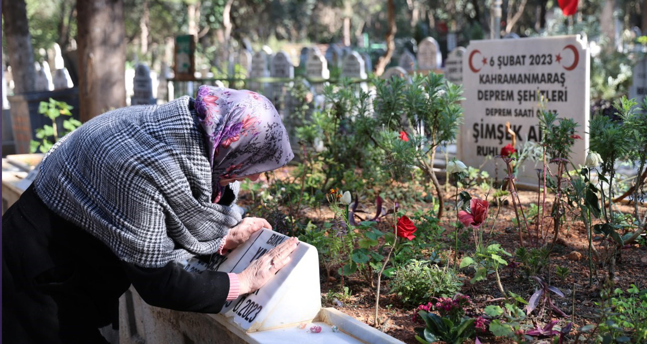 6 Şubat'ın yıl dönümünde mezarlıkta en acı buluşma