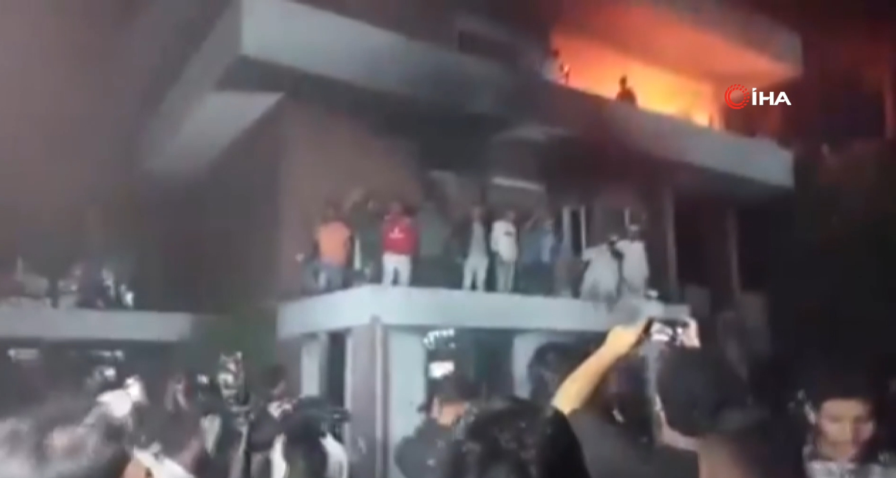 Bangladeş’te tansiyon yükseldi: Kurucu lider Mujibur Rahman’ın evi ateşe verildi