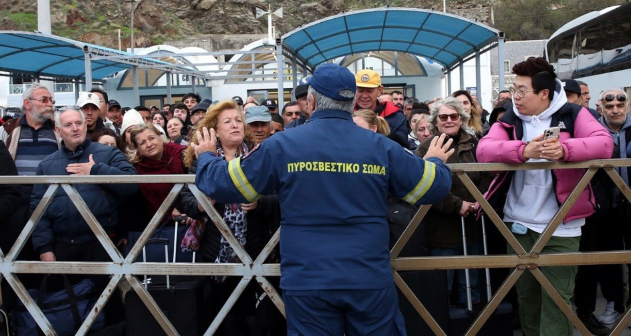 Sürekli sallanan Santorini Adası'ndan 11 bin kişi ayrıldı