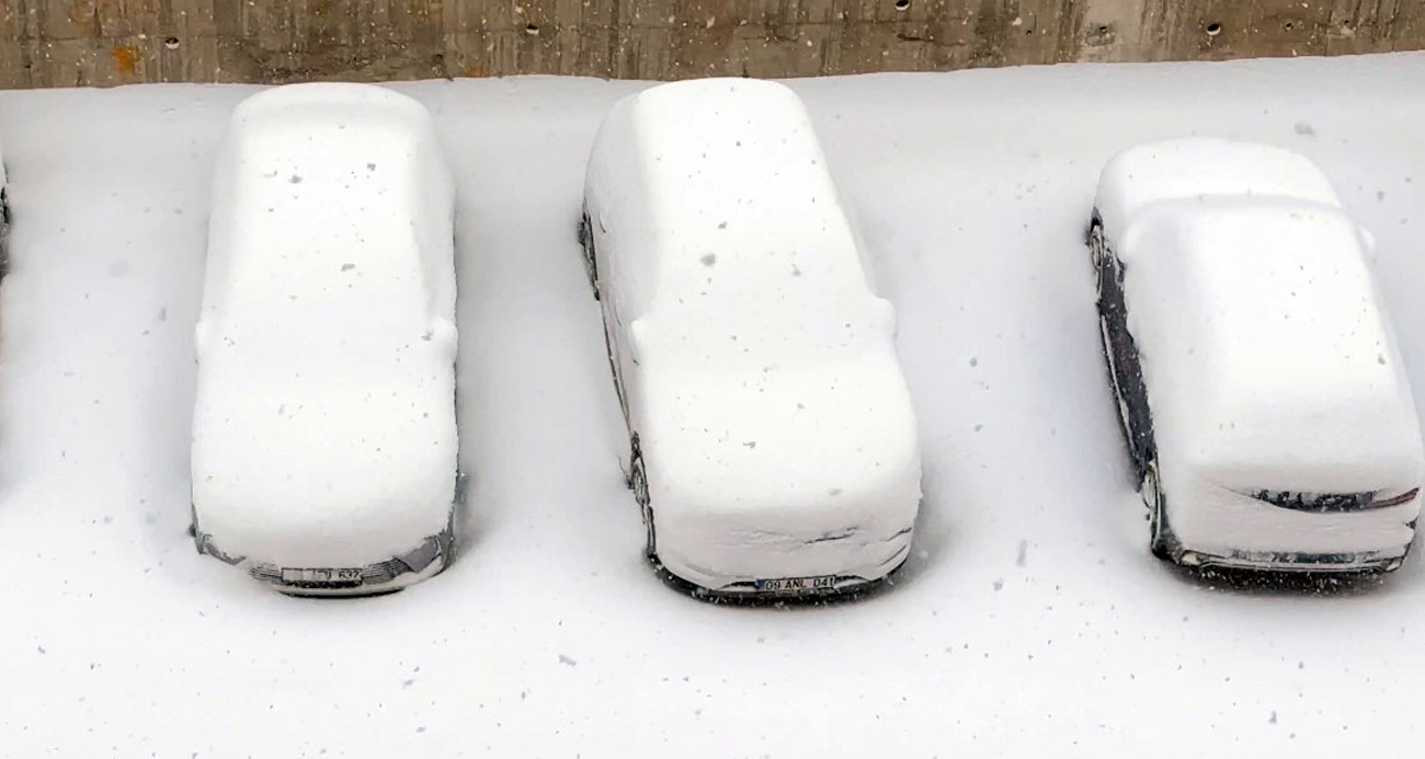 Yüksekova kar esareti altında