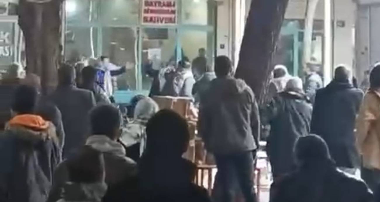 Kahvehanede kavga: Sandalye ve yumruklar havada uçuştu