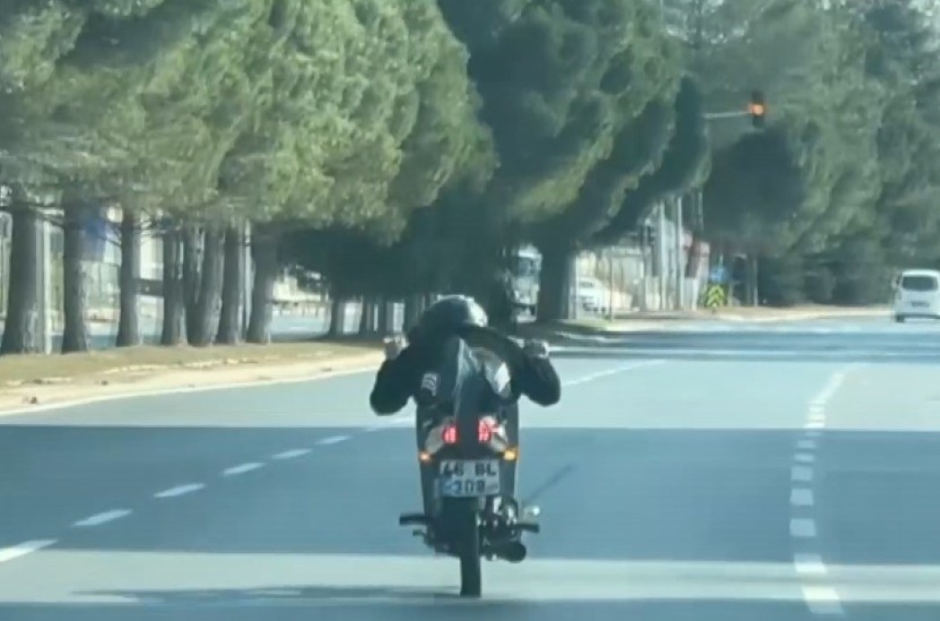 Hem ehliyetsiz hem de motosikleti yatarak sürünce ceza yağdı