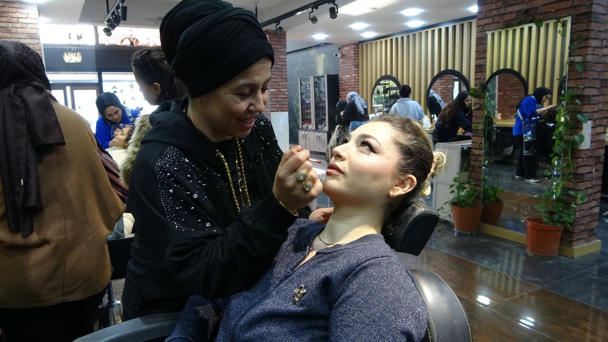 Depremde 4 çalışanını ve dükkanını kaybetti, pes etmeyip yeni iş yerini açtı