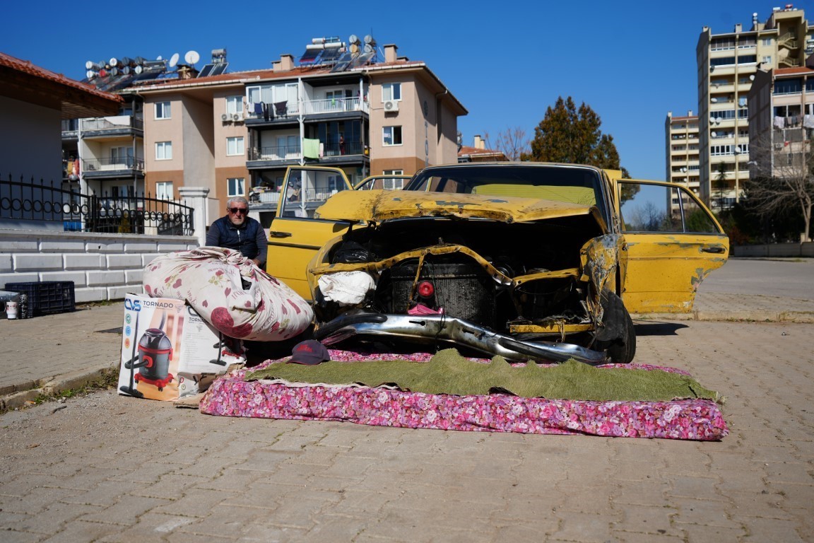 Sosyal medyadan tanışıp evlenen 62 yaşındaki adam, 4 aydır hayatını arabasının içinde geçiriyor