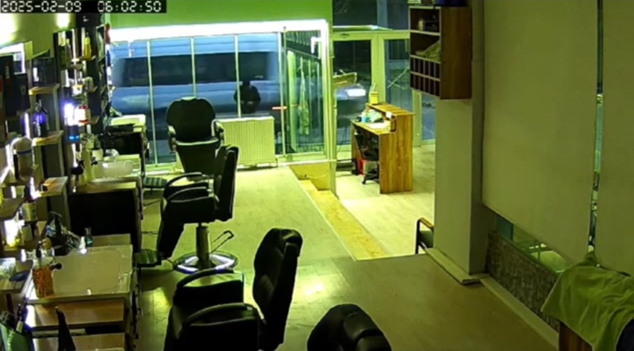 Isparta’da kuaför salonuna tekme ve taşlı saldırı güvenlik kamerasında