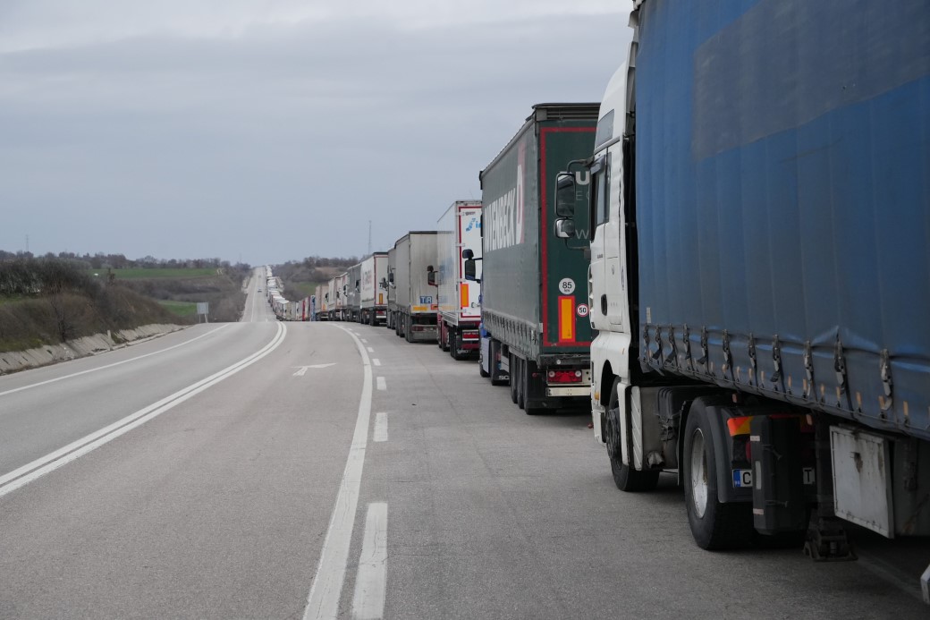 Edirne’de tır sürücüleri dondurucu soğukta kilometrelerce uzunluktaki sıralarda bekliyor