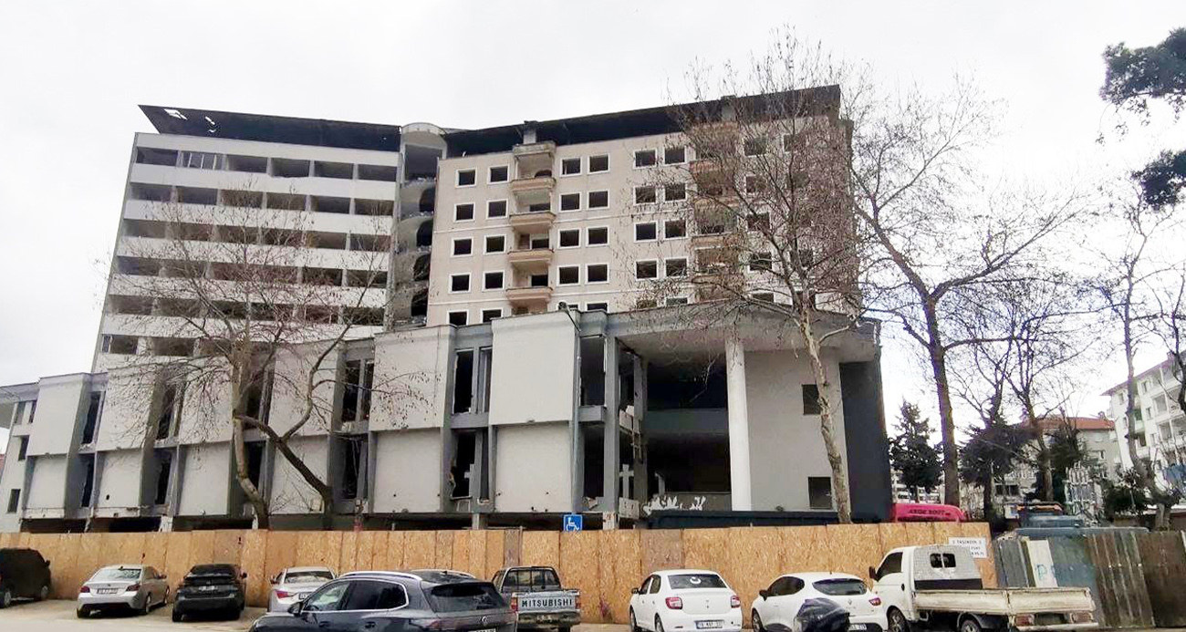 Mudanya’da 100 dükkanın yer aldığı iş merkezinin yıkımına başlandı