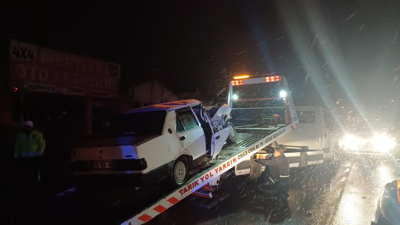 Alkollü sürücünün kullandığı Tofaş otomobil tuzlama aracına çarptı: 1’i ağır 2 yaralı
