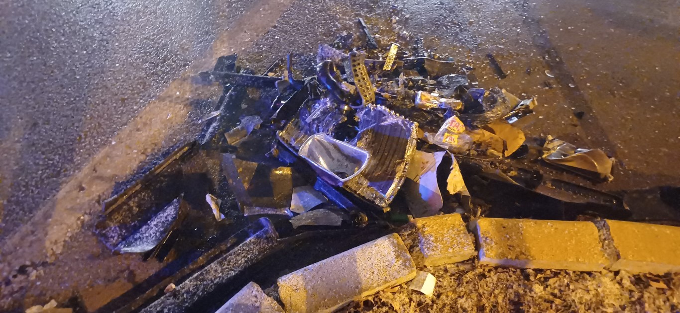Alkollü sürücünün kullandığı Tofaş otomobil tuzlama aracına çarptı: 1’i ağır 2 yaralı
