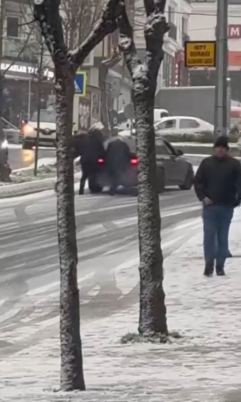 İstanbul’da yollar beyaza büründü, araçlar yollarda kaldı