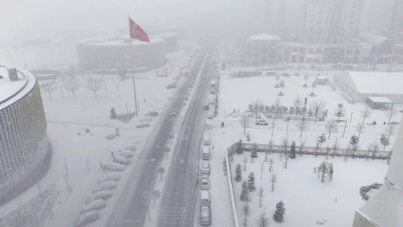 Kar yağışıyla beyaza bürünen Başakşehir Millet Bahçesi havadan görüntülendi