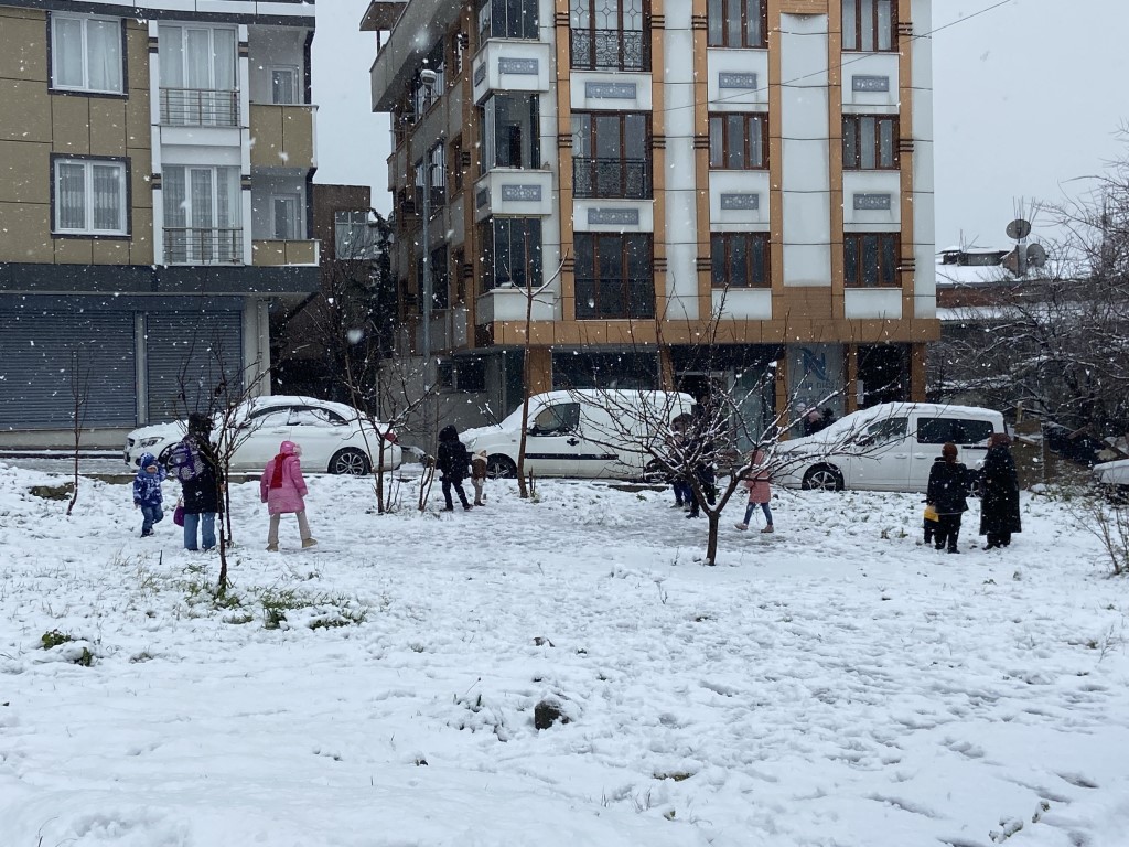 Başakşehir’de çocuklar kardan adam yaptı