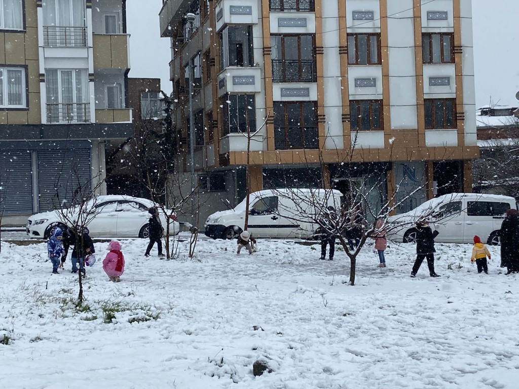 Başakşehir’de çocuklar kardan adam yaptı