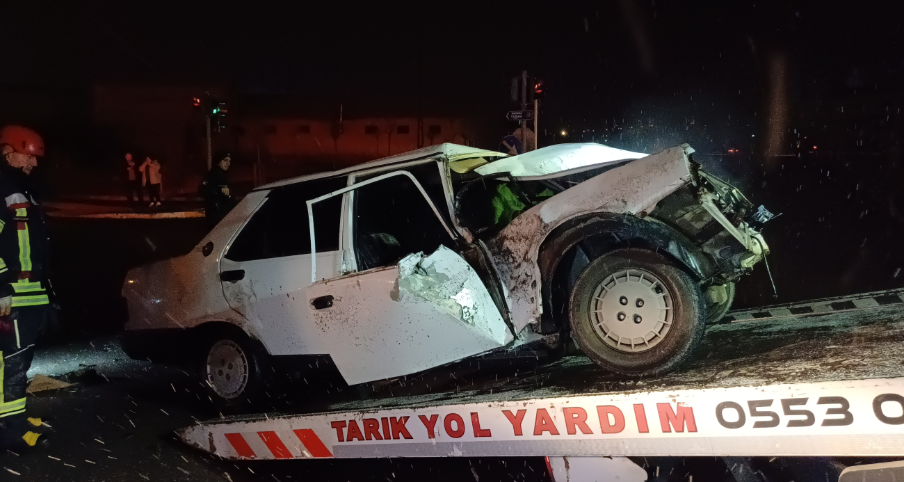 Alkollü sürücünün kullandığı Tofaş otomobil tuzlama aracına çarptı