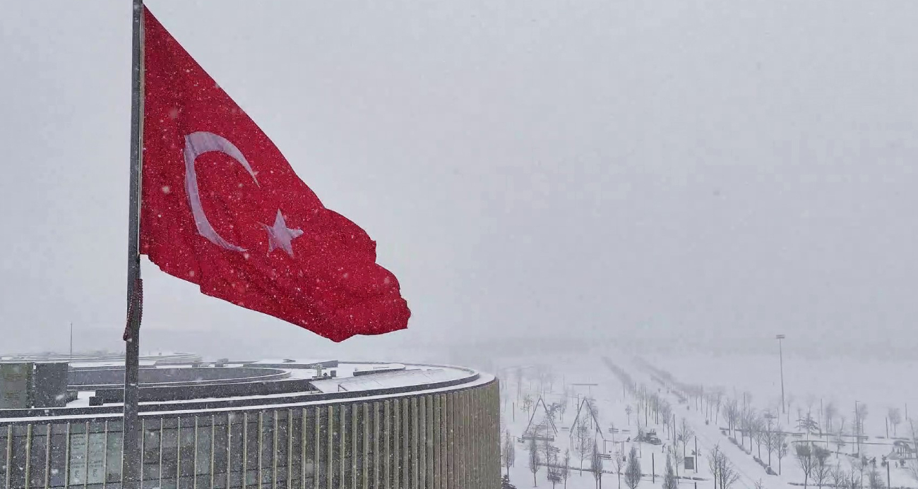 Kar yağışıyla beyaza bürünen Başakşehir Millet Bahçesi havadan görüntülendi