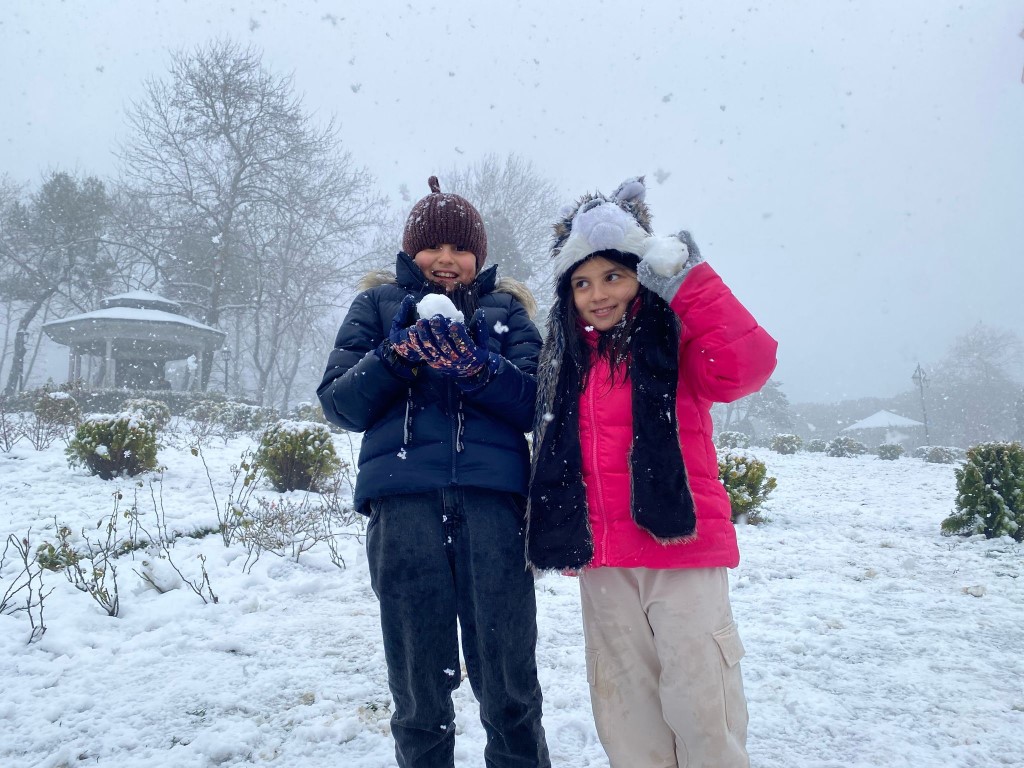 Beyaza bürünen Çamlıca Tepesi’nde kar yağışı yeniden başladı