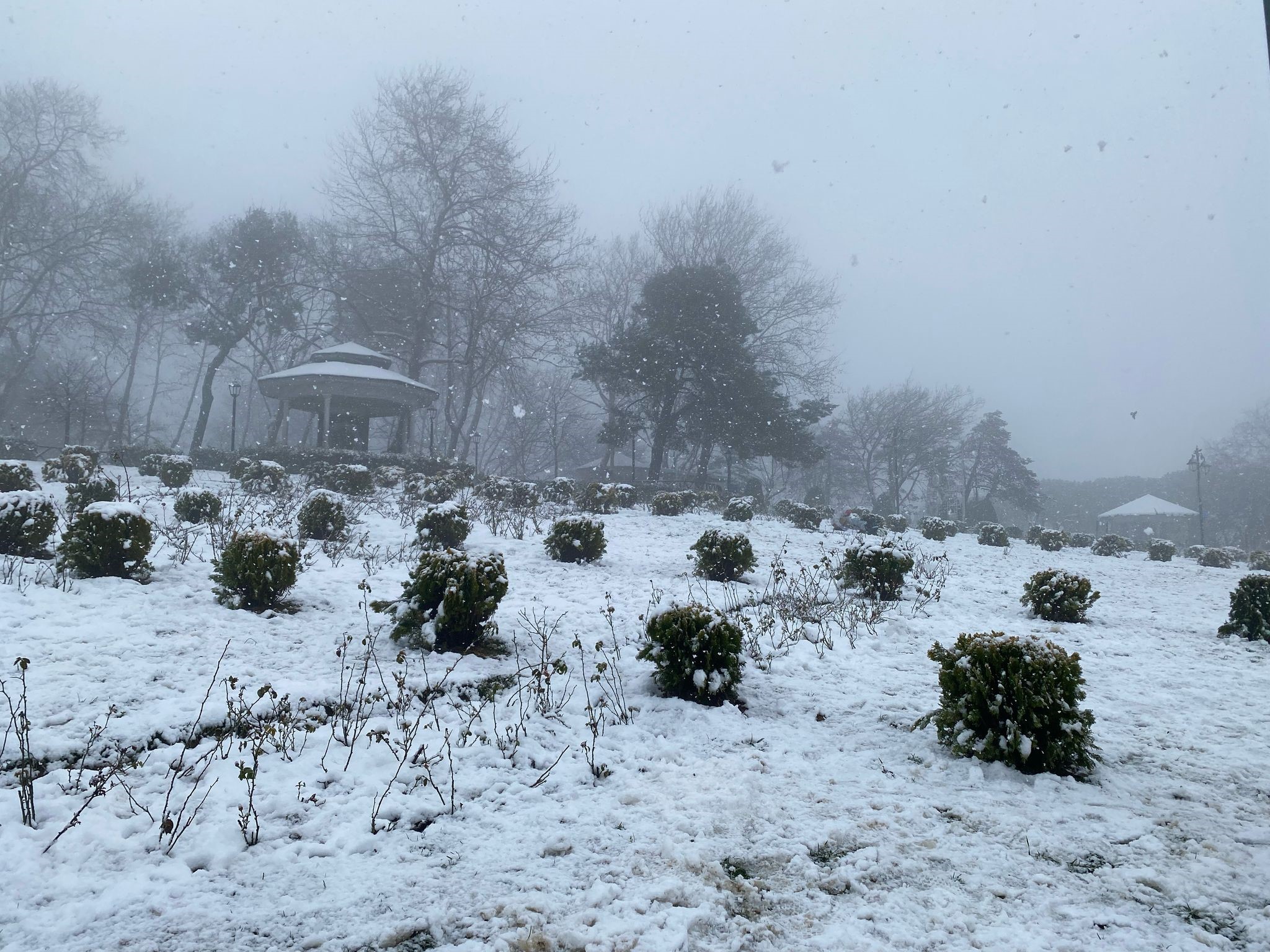 Beyaza bürünen Çamlıca Tepesi’nde kar yağışı yeniden başladı