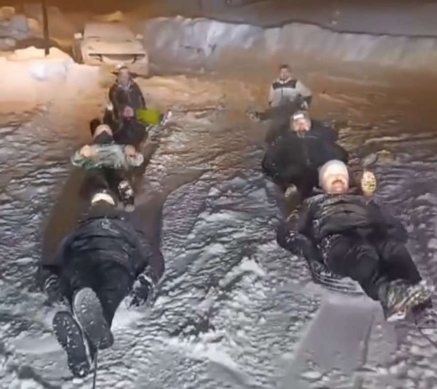 Kümbet Yaylası’nda iplerle birbirlerine bağlanıp karlı yolda böyle kaydılar