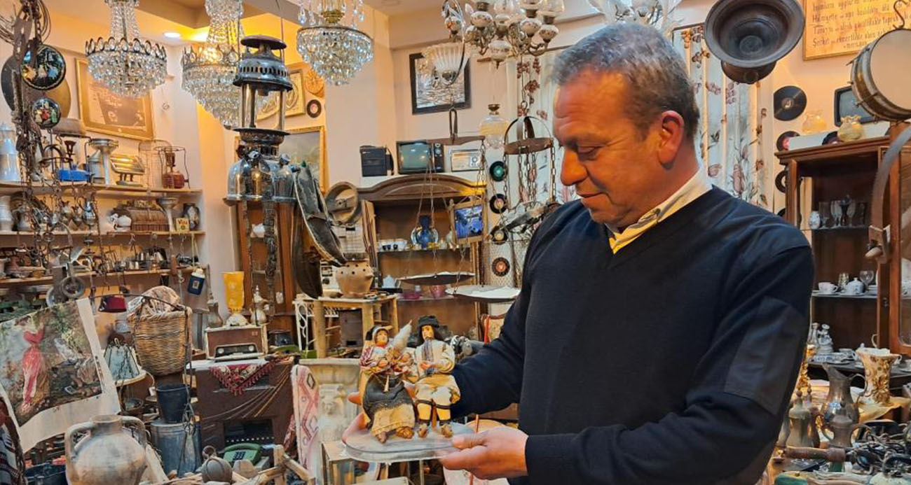 19 yıldır antika biriktirerek dükkanında sergiliyor