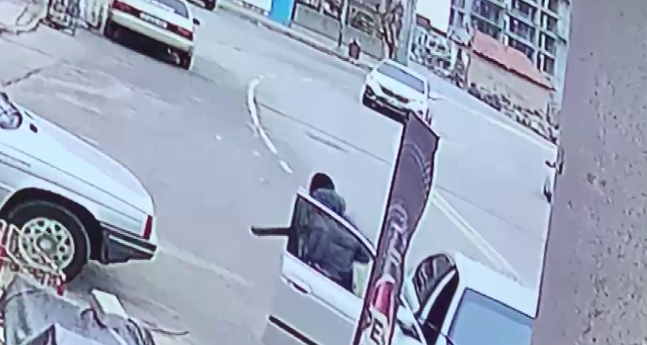 Sokak ortasındaki silahlı çatışma kamerada: 1 yaralı