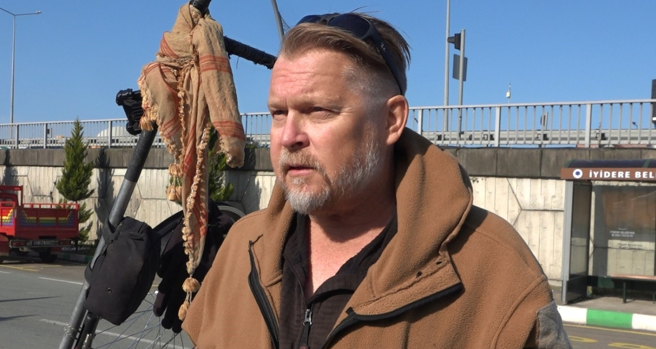 İngiliz seyyah yürüyerek ve yüzerek Rize’ye kadar geldi