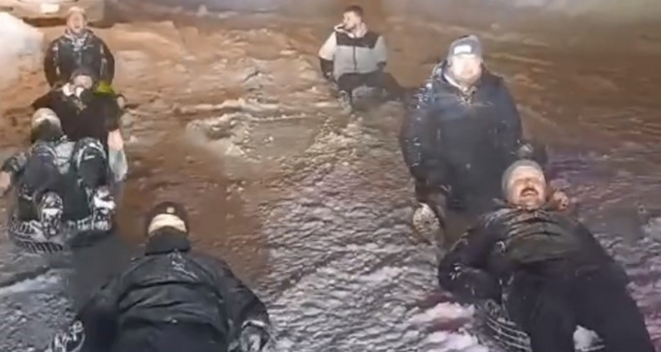 Kümbet Yaylası’nda iplerle birbirlerine bağlanıp karlı yolda böyle kaydılar