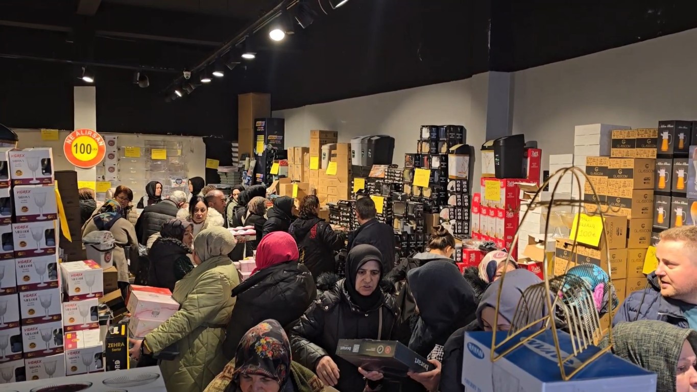 Bir ürün daha fazla alabilmek birbirleriyle yarıştılar