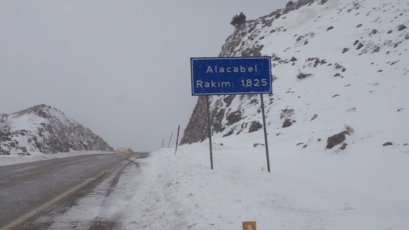 Antalya - Konya karayolunda kar yağışı etkili oldu