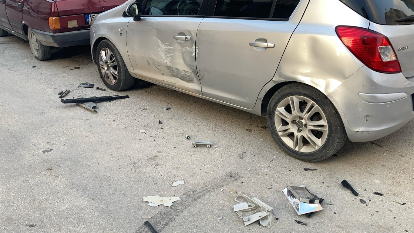 Polisleri peşine takıp 4 aracı hurdaya çeviren şüphelinin 41 suç kaydı çıktı